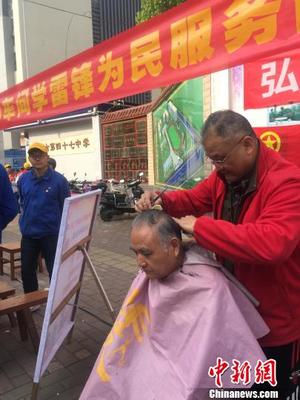 雷鋒精神薪火傳，祖孫三代齊奉獻——廣西柳州一工廠持續開展健康咨詢服務逾半世紀